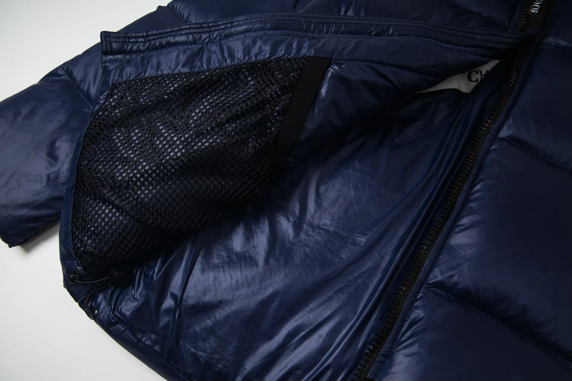 P790 model number: G122 Canada Goose's new Crofton series of lightweight couple's hooded down jacket 1️⃣The fabric is made of recycled Feather-Light tear-resistant fabric, which is ultra-light and has no sense of weight on the upper body. The unique black label highlights the temperament. The interior is filled with white duck down, making the upper body very light and comfortable! 2️⃣It is very youthful and energetic, and can be easily worn by both men and women. It is very in line with the fashion aesthetic concepts of today's young people! 3️⃣ Full set of customized accessories, complete with three standards, same style for men and women, a must-have for couples Color: Picture color Size: S, M, L, XL